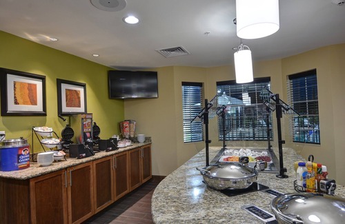 Lakeland Condo | Outdoor Pool. Private Suite Perfect for Groups!