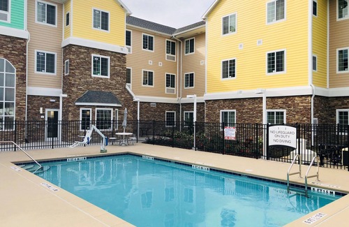 Lakeland Condo | Outdoor Pool. Private Suite Perfect for Groups!