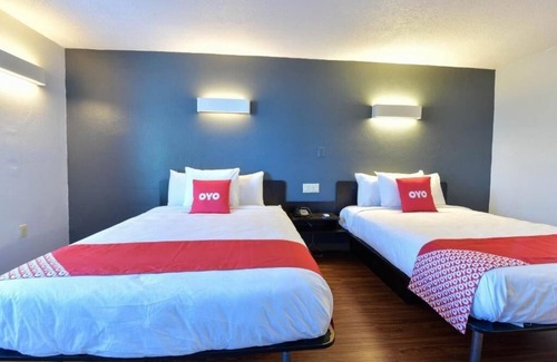 Valdosta Hotel | Outdoor Pool Stay Near Austins + Pets Welcome & Free Parking
