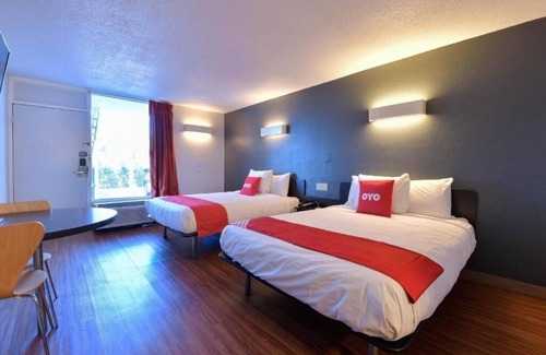 Valdosta Hotel | Outdoor Pool Stay Near Austins + Pets Welcome & Free Parking