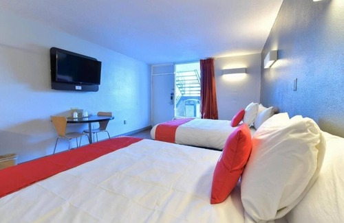 Valdosta Hotel | Outdoor Pool Stay Near Austins + Pets Welcome & Free Parking