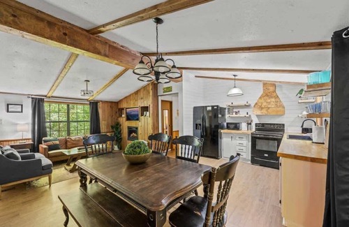 Rocky Grove House | Outdoor Retreat Creek, Jacuzzi