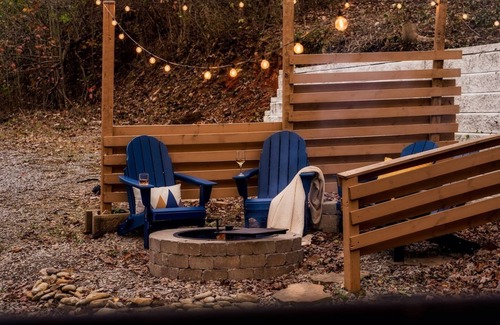 Gatlinburg Cabin | Outlander Couples Cottage/Walk to Downtown/Hot Tub