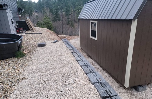 Spearfish Cabin | OUTLAW Biker hideout - AC - Shower - WIFI - FULL AMENITIES CABIN