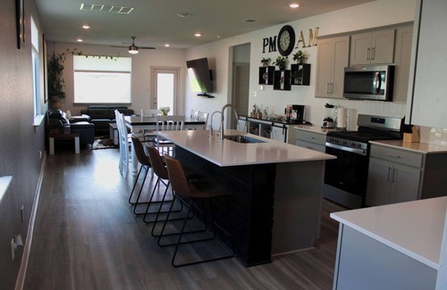 San Marcos House | Outlet Mall, San Marcos River, Sleeps 12 + Pets