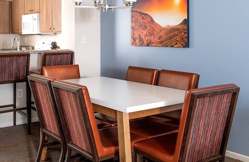 Enterprise Condo | Outlet Shopping, Lazy River Bliss & Vegas Nights: Your Ideal Southern Stay.