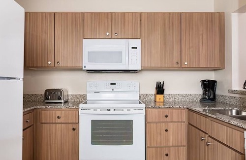 Enterprise Condo | Outlet Shopping, Lazy River Bliss & Vegas Nights: Your Ideal Southern Stay.