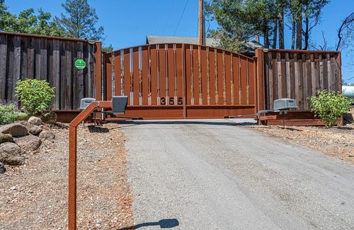 Santa Rosa House | Outrageous VIEWS - 5 miles from Calistoga. Privacy + Wine country at its best!