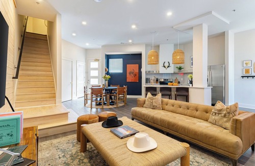 Historic Edgefield House | Outrider 1012 by AvantStay | Close to Broadway + Downtown w/Balcony