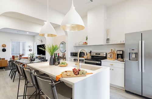 Historic Edgefield House | Outrider Buyout- 3 units by AvantStay | Sleeps 42