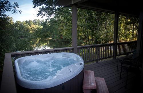 Carbondale House | Outstanding Cabin with Hot-tub in Carbondale, Illinois