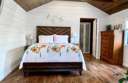 Marion House | Outstanding Lakefront Cabin in Makanda, Illinois