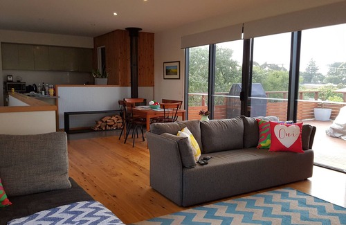 Apollo Bay House | Outstanding pet friendly modern property with all amenities and terrific views.