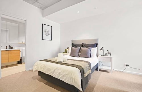 Footscray Apartment | Ovation - Central Footscray Apt. w/ parking & pool