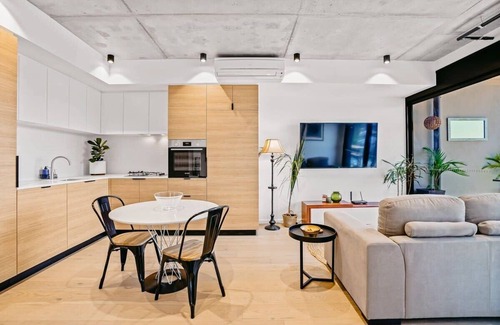 Footscray Apartment | Ovation - New Footscray Apt. w/parking & pool