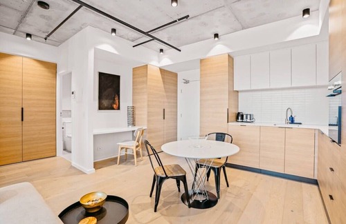 Footscray Apartment | Ovation - New Footscray Apt. w/parking & pool