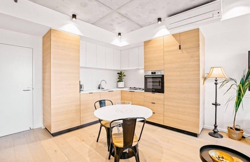 Footscray Apartment | Ovation - New Footscray Apt. w/parking & pool