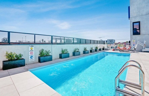 Footscray Apartment | Ovation - New Footscray Apt. w/parking & pool