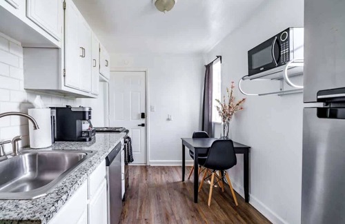 Victorian Village Apartment | Over 4,500 Reviews - PRIME Location - Parking Free