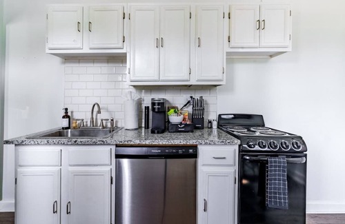 Victorian Village Apartment | Over 4,500 Reviews - PRIME Location - Parking Free