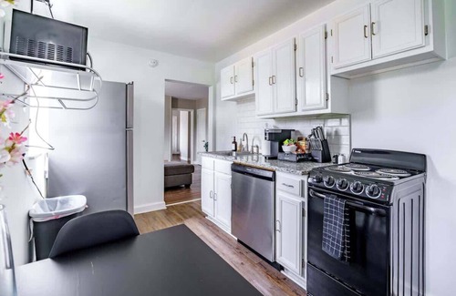 Victorian Village Apartment | Over 4,500 Reviews - PRIME Location - Parking Free