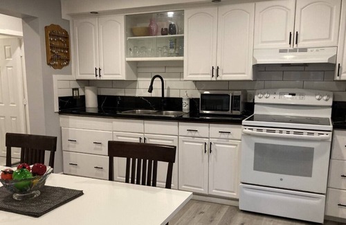 Niagara Falls Cottage | Over a century built cottage walking distance to Niagara Falls attractions