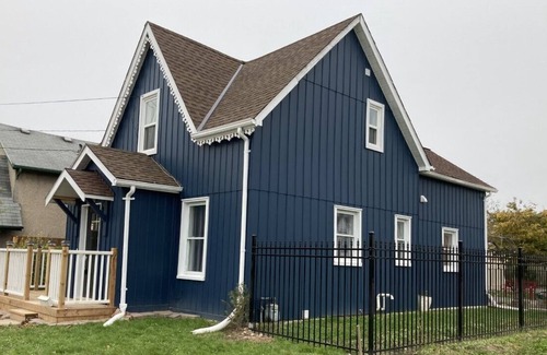 Niagara Falls Cottage | Over a century built cottage walking distance to Niagara Falls attractions