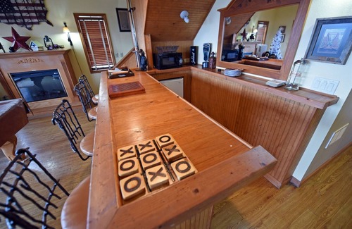 Blairsville Cabin | Over The Moon- Blairsville GA | 4 Bed, 3 Bath | Hot Tub | Pet Friendly | Wifi