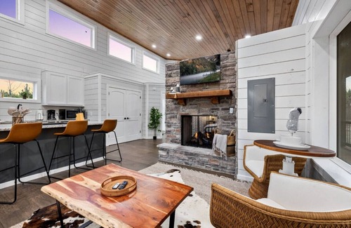 Broken Bow Cabin | Over the Moon · Sauna & Hot Tub at Modern Intimate Escape