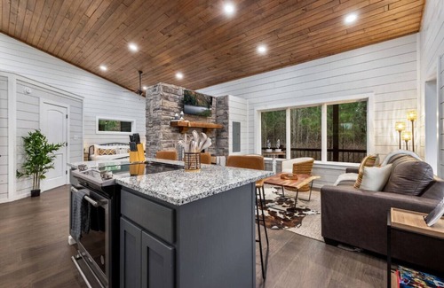 Broken Bow Cabin | Over the Moon · Sauna & Hot Tub at Modern Intimate Escape