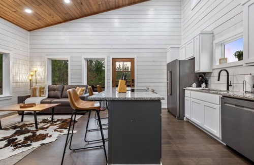 Broken Bow Cabin | Over the Moon · Sauna & Hot Tub at Modern Intimate Escape