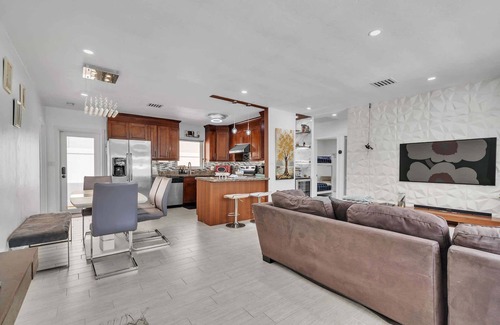 Downtown Fort Lauderdale House | Over the Waves - Home for 8