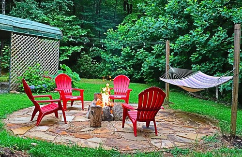 Clarkesville Cabin | Overlook National Forest, Cozy cabin with hot tub and firepit.