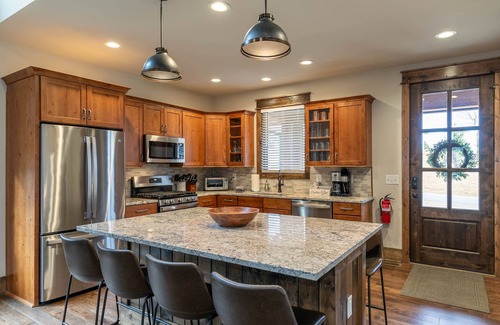 Elk Park House | Overlook Nook at Eagles Nest - Custom home with hot tub and short walk to Eagles Nest Winery!