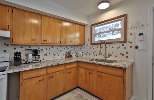 Central Clintonville House | Overlook - Private Hot Tub! King bed in Ranch Home