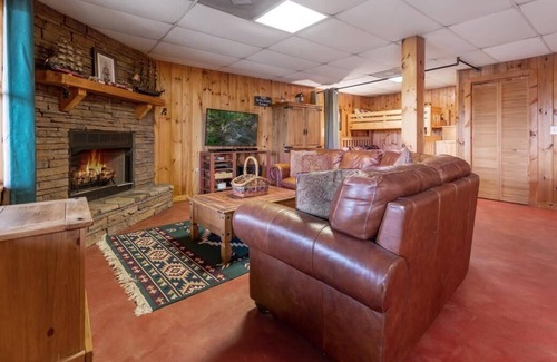 Foxfire Estates Cabin | Overlook Retreat-Mountain views, foosball, firepit