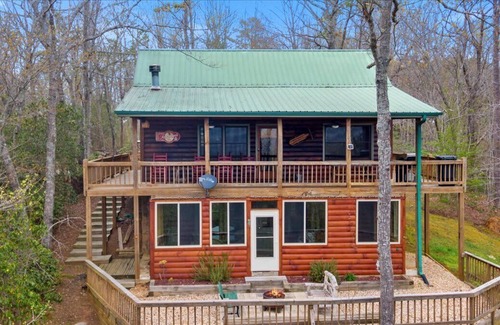 Foxfire Estates Cabin | Overlook Retreat-Mountain views, foosball, firepit