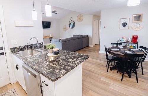 Mayhew House | Overlooking Elm Lake Golf Course, Sunset Villa