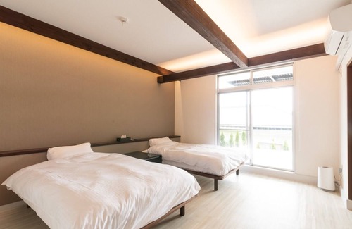 Yawatano House | Overlooking Izu Oshima Izu Kogens Designers Lux / Ito Shizuoka