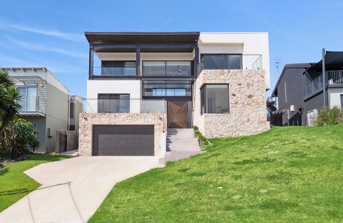 Malua Bay House | Overlooking McKenzie's Beach & Pretty Point @ Malua Bay | Luma Vista