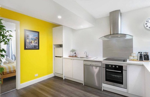 Geelong Apartment | Overlooking Ryrie Street!