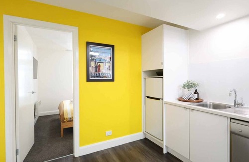 Geelong Apartment | Overlooking Ryrie Street!