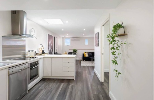 Geelong Apartment | Overlooking Ryrie Street!