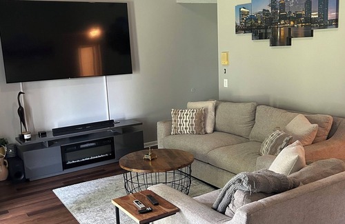 Dracut House | Oversized 2BR with 86" TV & Fully Stocked Kitchen & Pantry! Pet friendly!