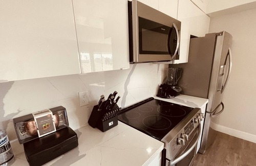 Norma Triangle Apartment | Oversized One Bedroom Condo in the Heart Of WeHo