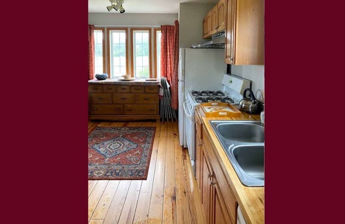 Geneva House | Owasco Cottage: "Relaxing Pet Friendly Getaway Overlooking Seneca Lake!"