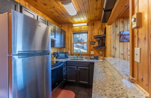 Boone Cabin | Owens Perch - pet friendly, big views near downtown Boone