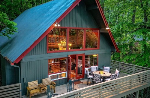 Walnut Mountain Cabin | Owl`s Nest Cabin- Charming Private Setting on Stocked Pond in Walnut Mountain