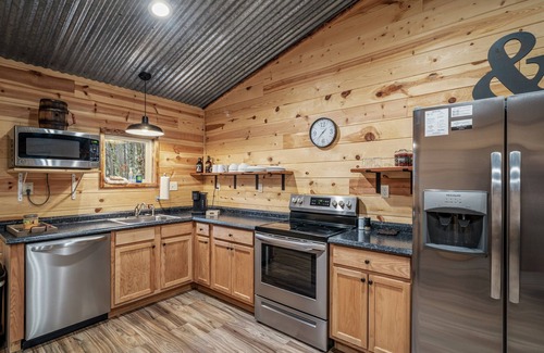 Fort Payne Cabin | Owl's Nest: cozy getaway w/hot tub & fire pit