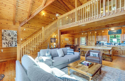 Ranger Cabin | 'Owl's Nest' Pet-Friendly Cabin w/Private Hot Tub